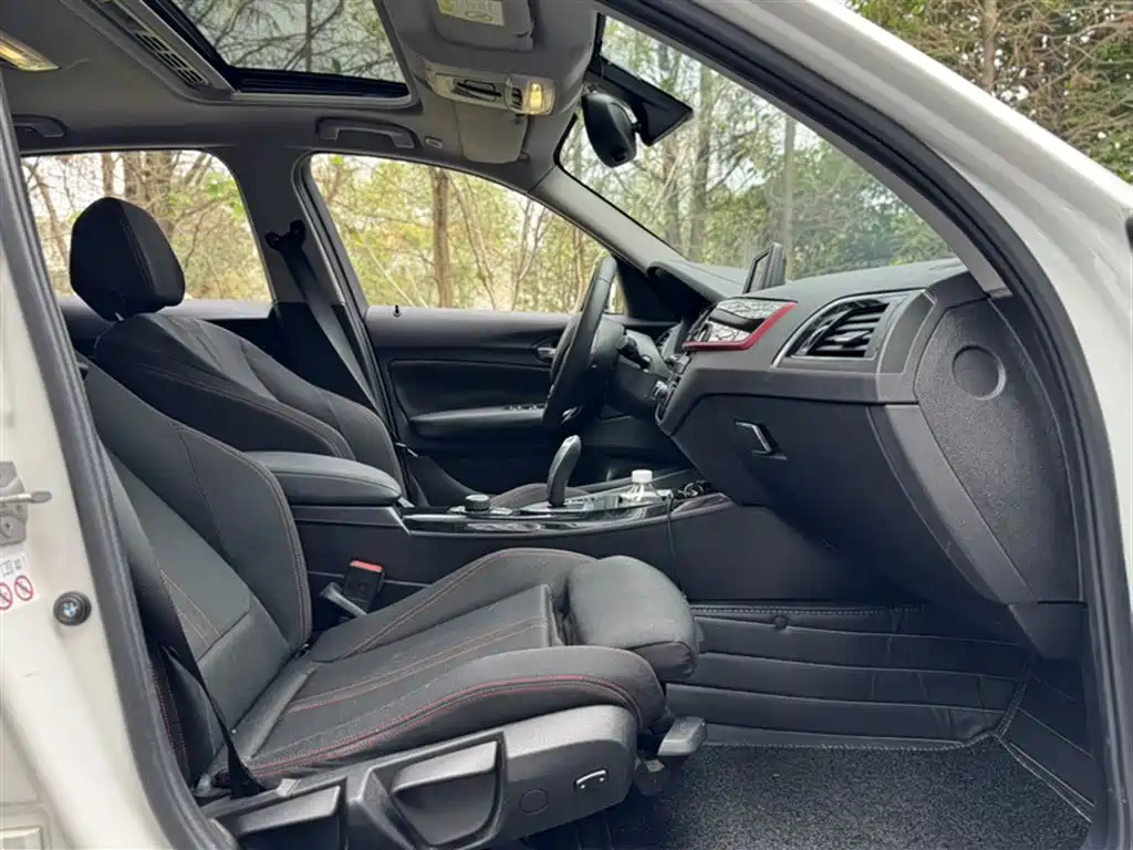 BMW 1 Series 2019 — фото 16