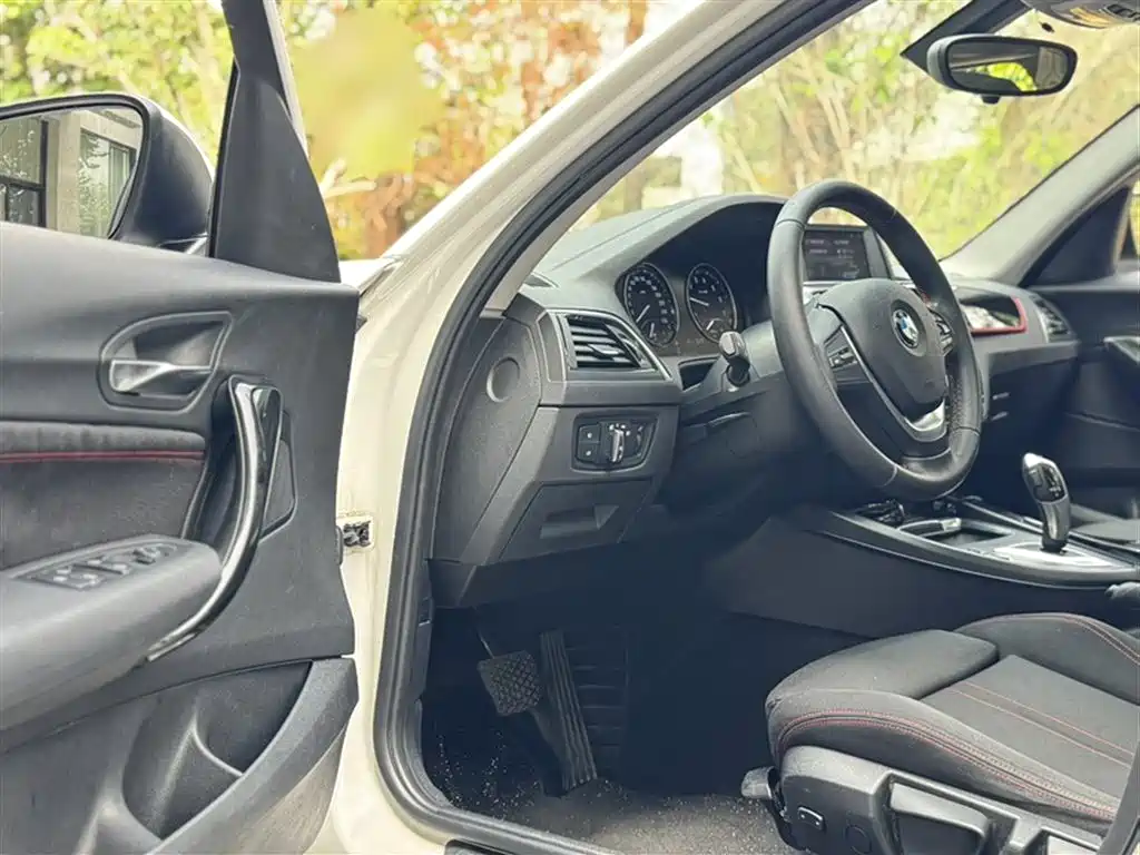 BMW 1 Series 2019 — фото 18