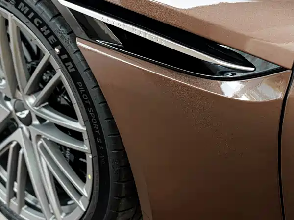 Aston Martin DB12 2025