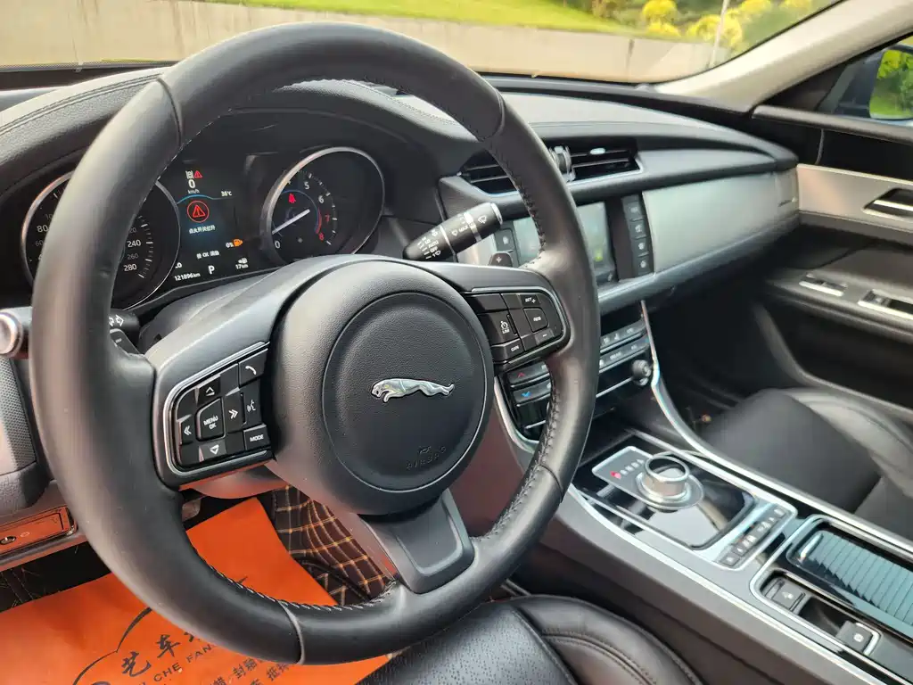 Jaguar XF 2016 — фото 15