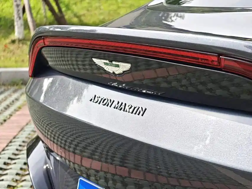 Aston Martin V8 Vantage 2019 — фото 9