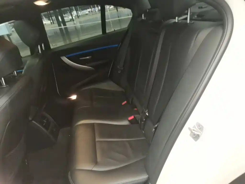 BMW 3 Series 2018 — фото 17