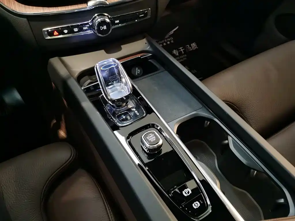 Volvo XC60 PHEV 2024 — фото 10