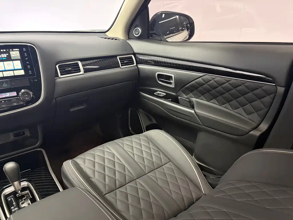 Mitsubishi Outlander 2022 — фото 10