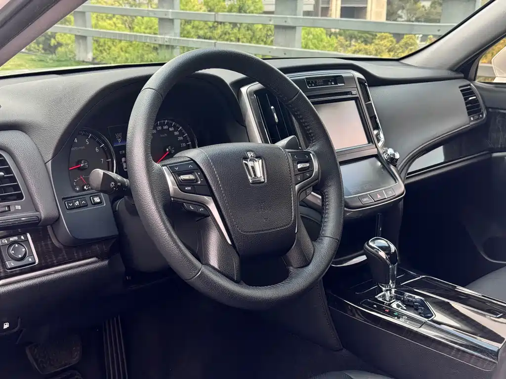 Toyota Crown 2016 — фото 12
