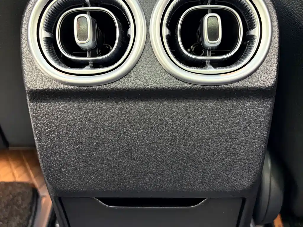 Mercedes-Benz C-Class 2025 — фото 13