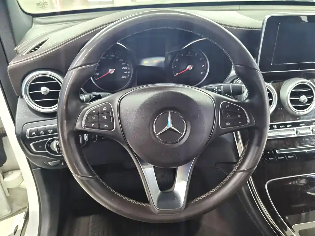 Mercedes-Benz GLC 2017 — фото 19
