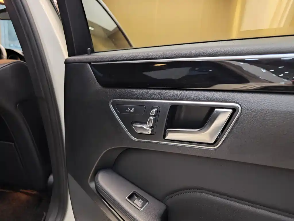 Mercedes-Benz E-Class 2015 — фото 31