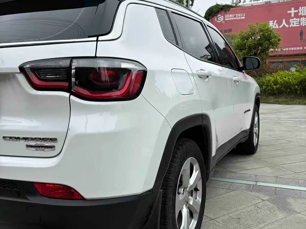 Jeep Compass 2017 — фото 17