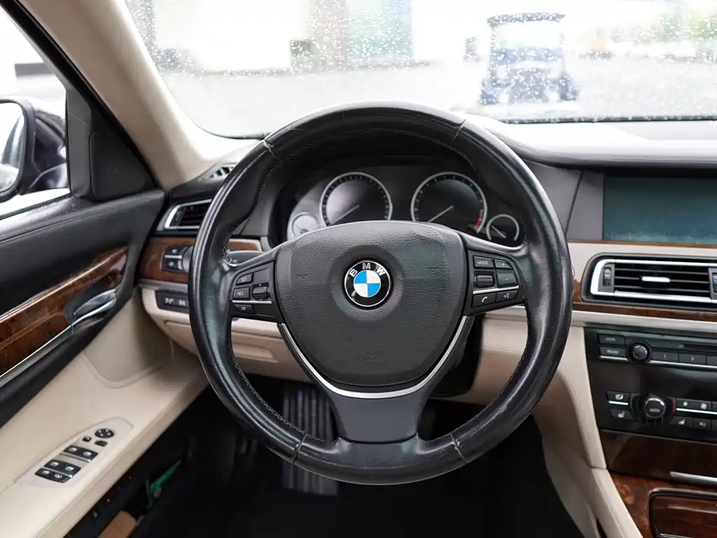 BMW 7 Series 2010 — фото 7