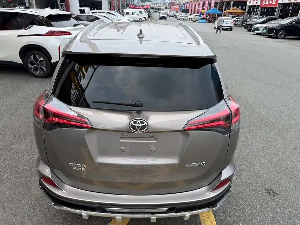 Toyota RAV4 2018 — фото 11