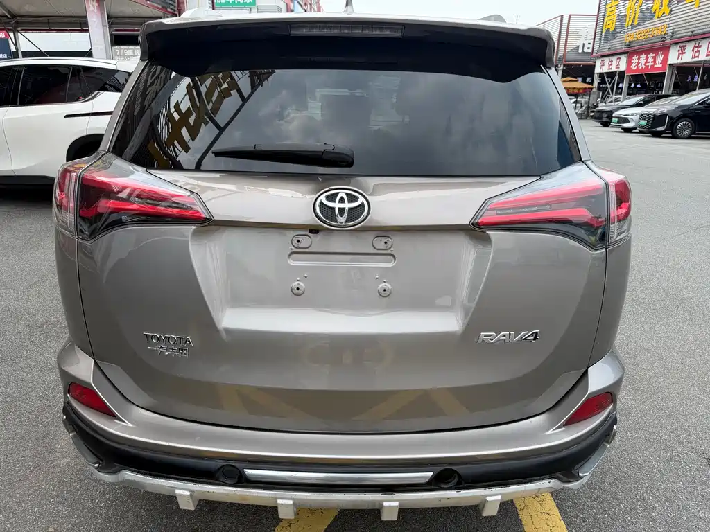 Toyota RAV4 2018 — фото 12