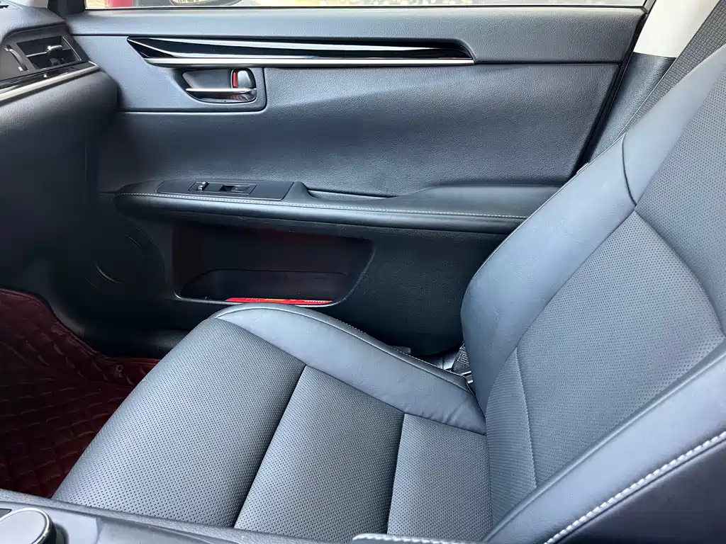 Lexus ES 2015 — фото 17