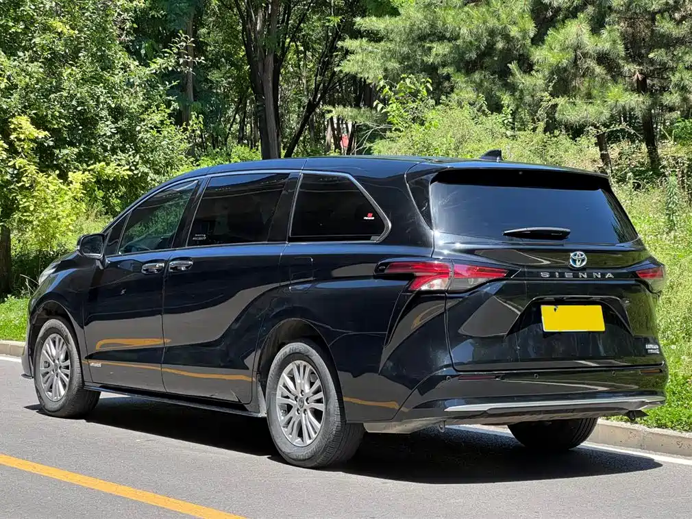 Toyota Sienna 2022 — фото 3