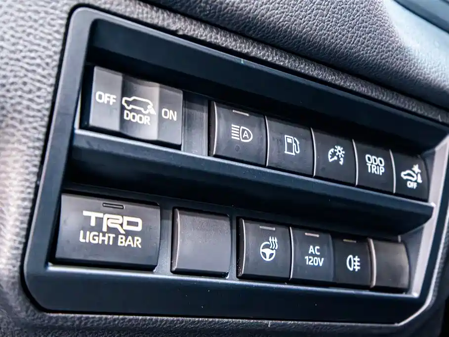 Toyota Sequoia 2023 — фото 16