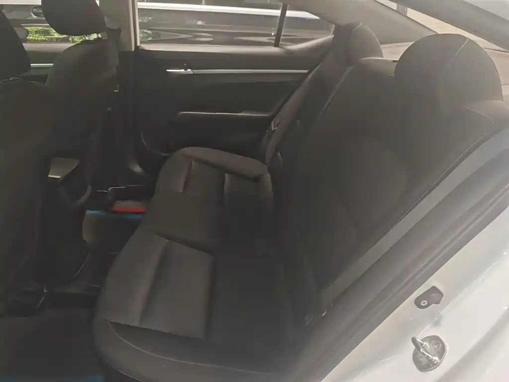 Hyundai Elantra 2018 — фото 17