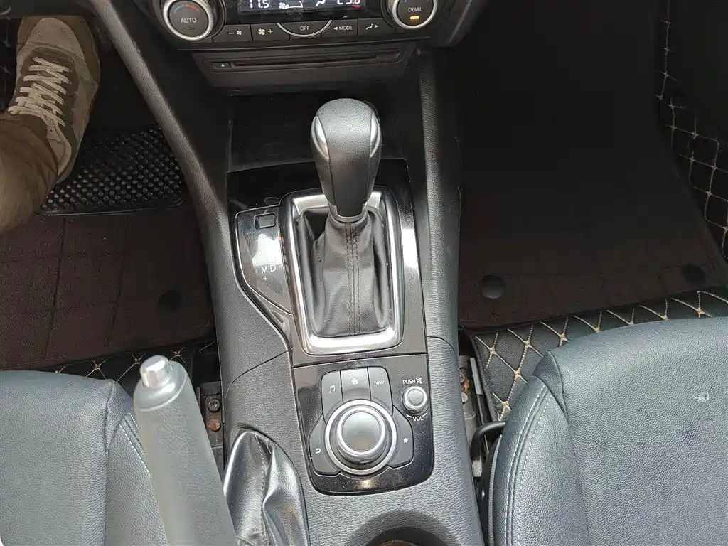 Mazda 3 Axela 2016 — фото 10