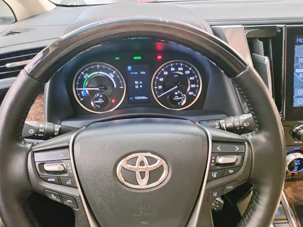 Toyota Alphard 2021 — фото 18