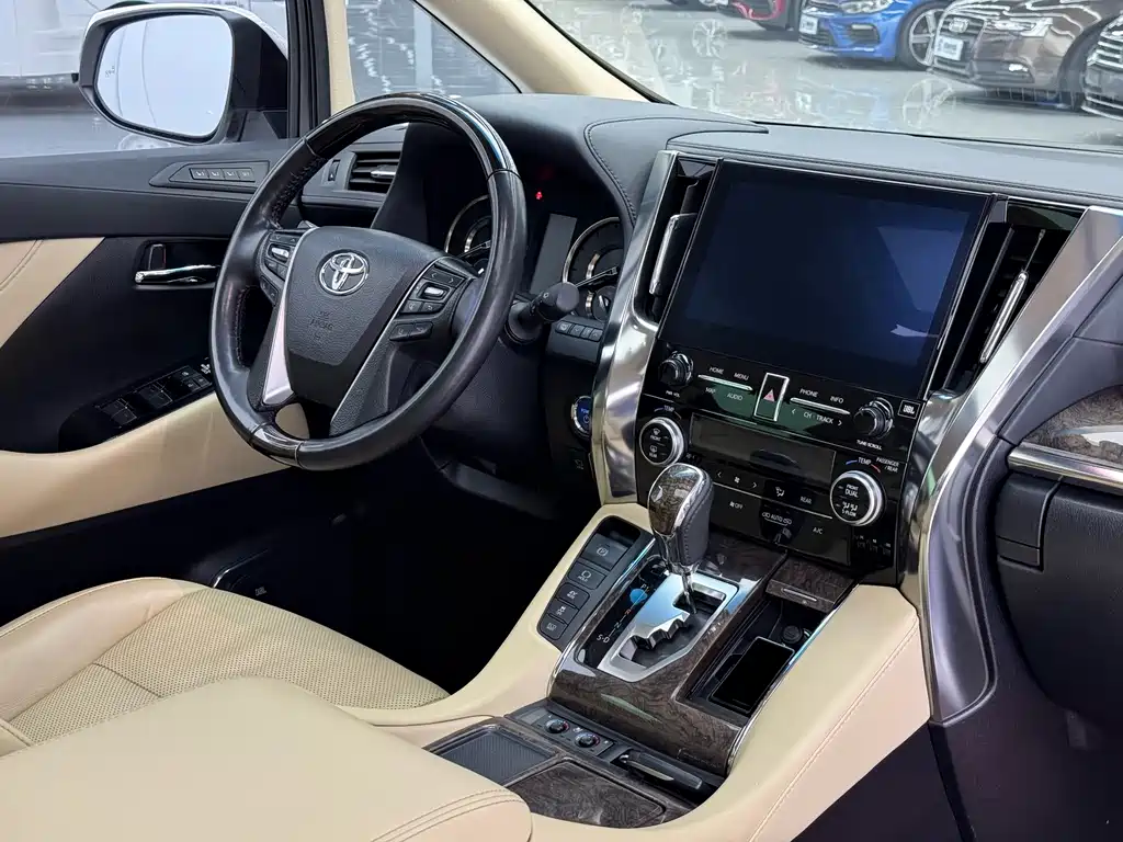 Toyota Alphard 2022 — фото 13