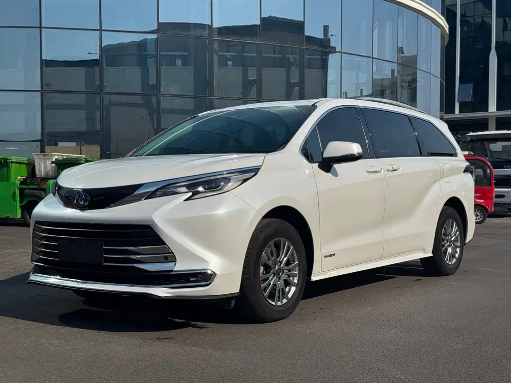 Toyota Sienna 2023 — фото 1