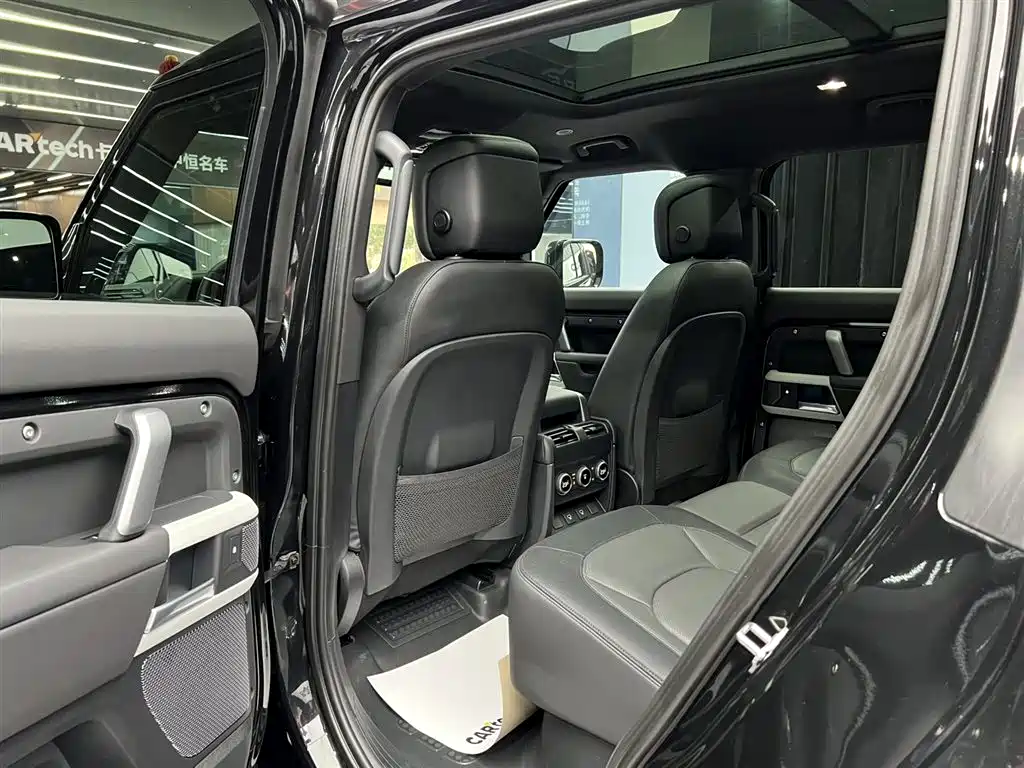 Land Rover Defender 2024 — фото 18