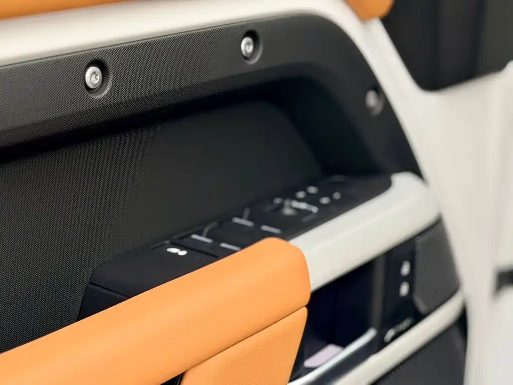Land Rover Defender 2024 — фото 12