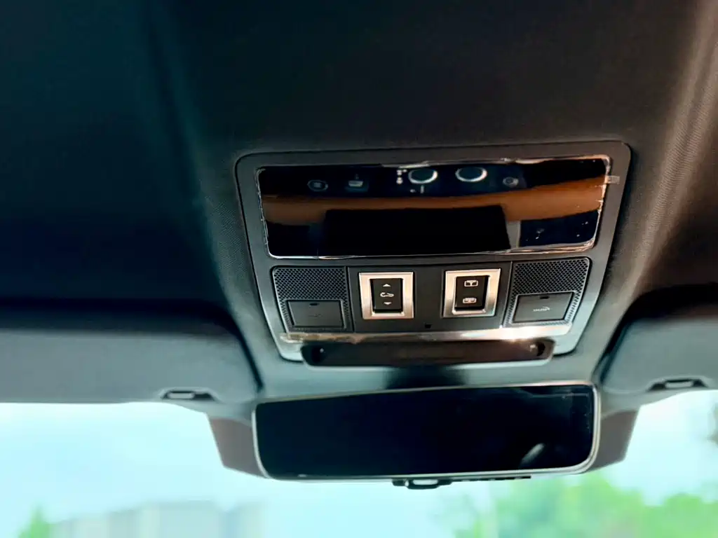 Land Rover Defender 2024 — фото 15