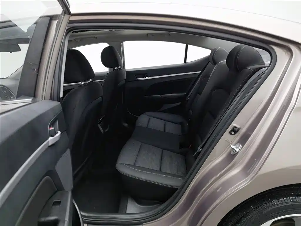 Hyundai Elantra 2016 — фото 15
