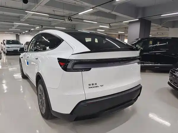 Tesla Model Y L 2026