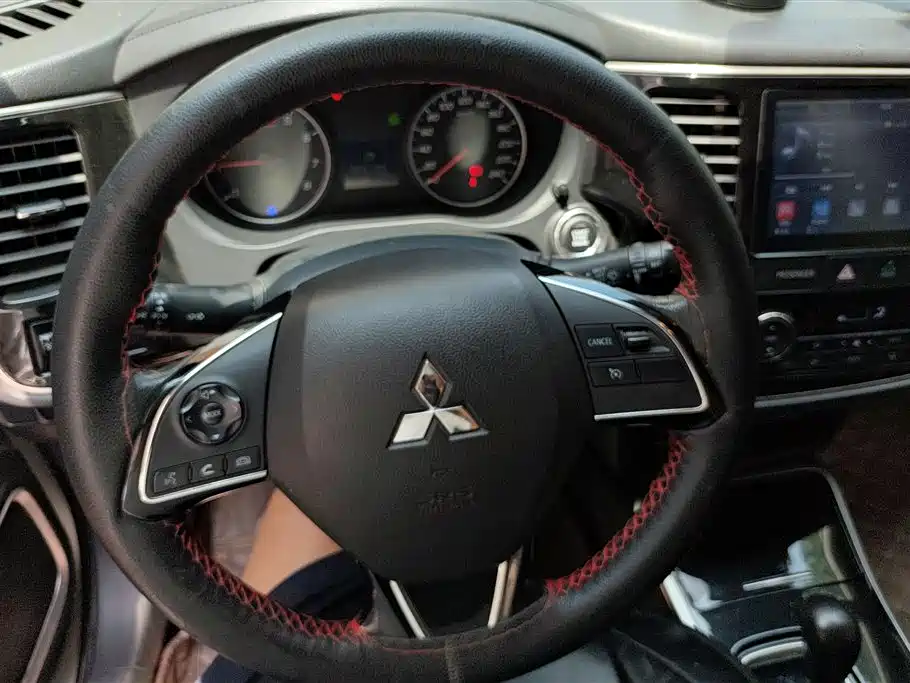 Mitsubishi Outlander 2017 — фото 15