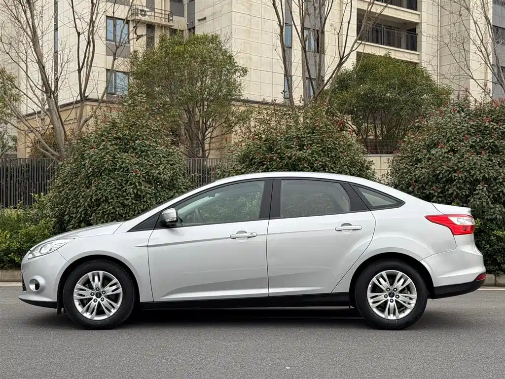 Ford Focus 2014 — фото 3