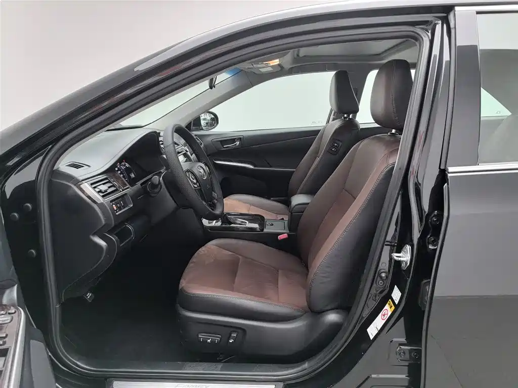 Toyota Camry 2017 — фото 10