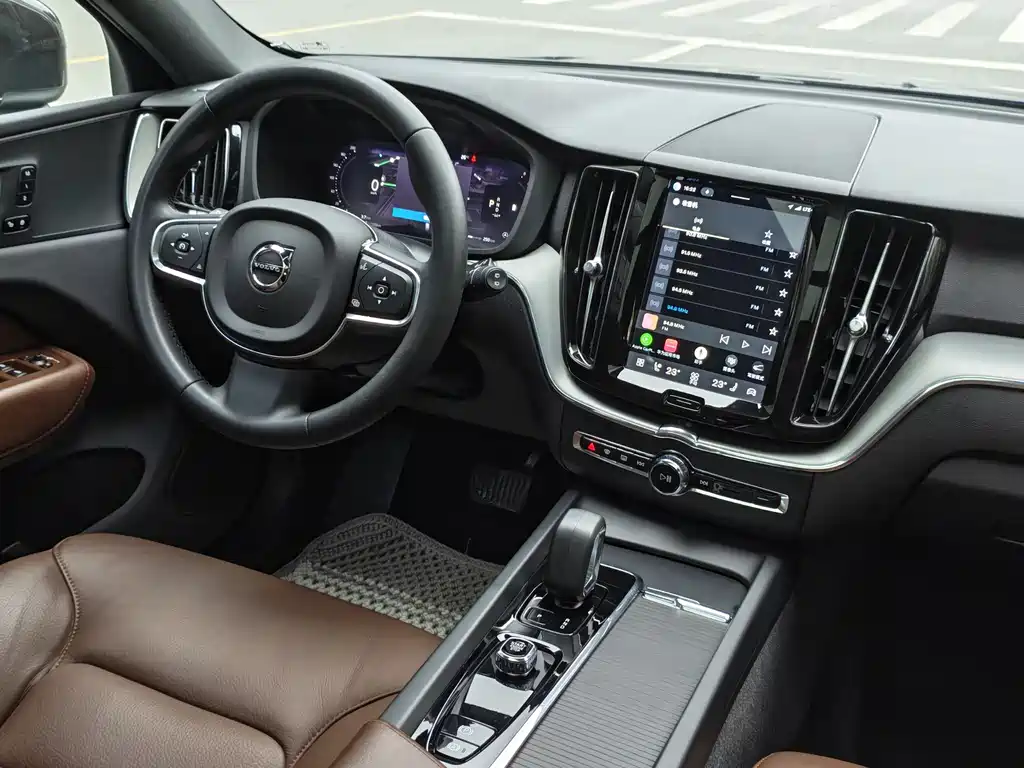 Volvo XC60 2022 — фото 12