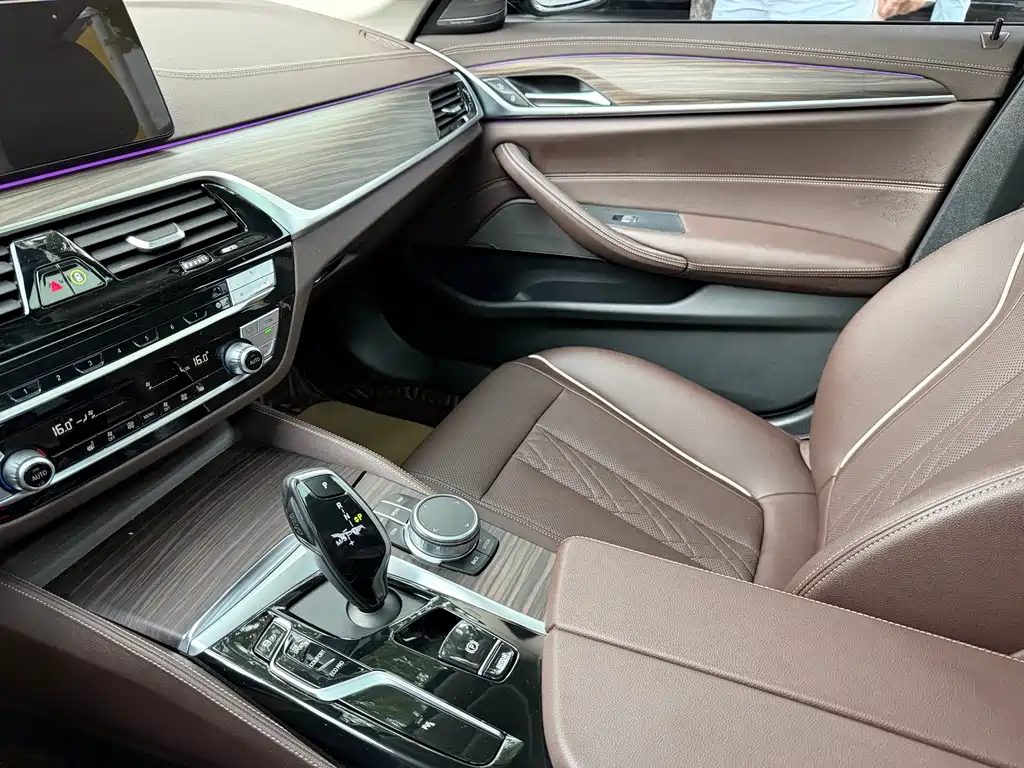 BMW 5 Series 2021 — фото 11