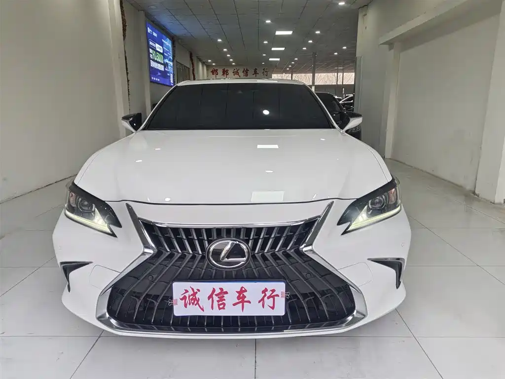 Lexus ES 2021 — фото 1