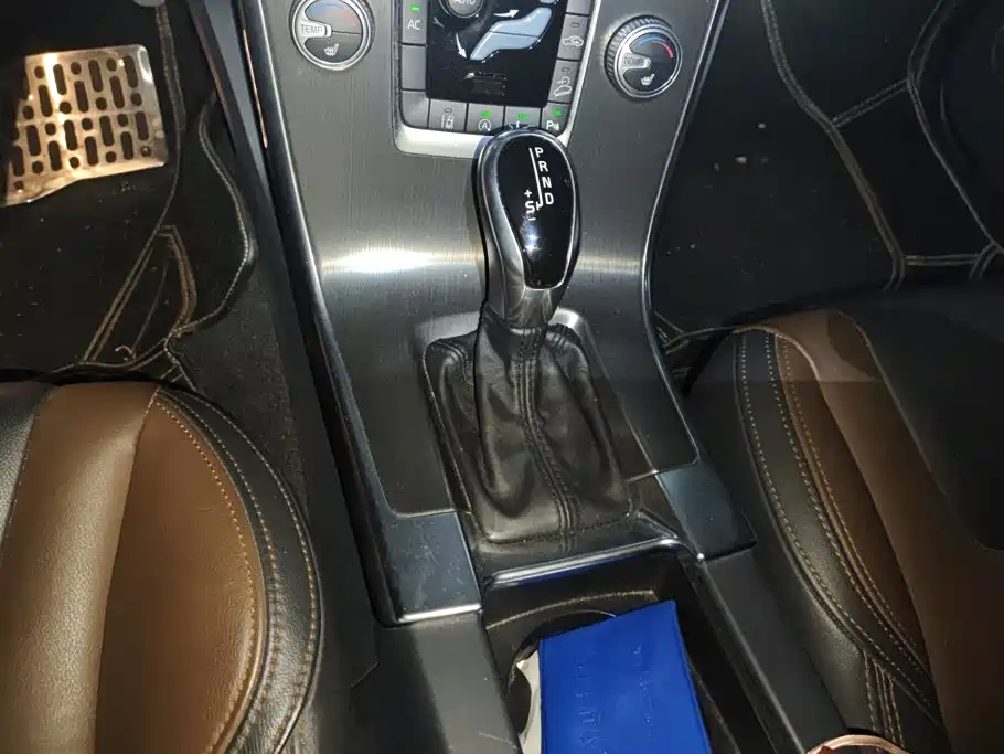 Volvo XC60 2015 — фото 16