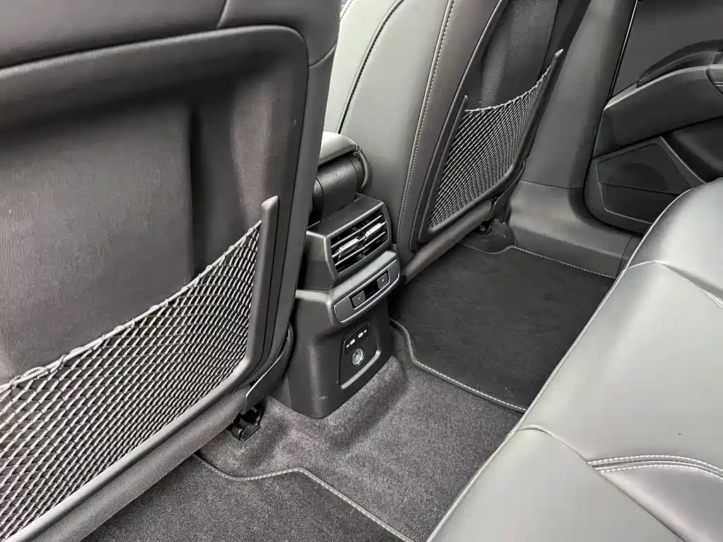 Audi Q4 e-tron 2024 — фото 11