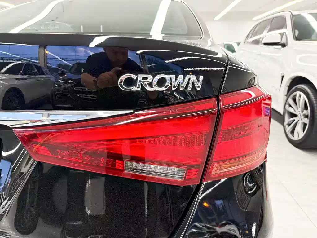 Toyota Crown 2017 — фото 18