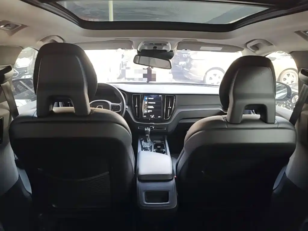 Volvo XC60 2018 — фото 18