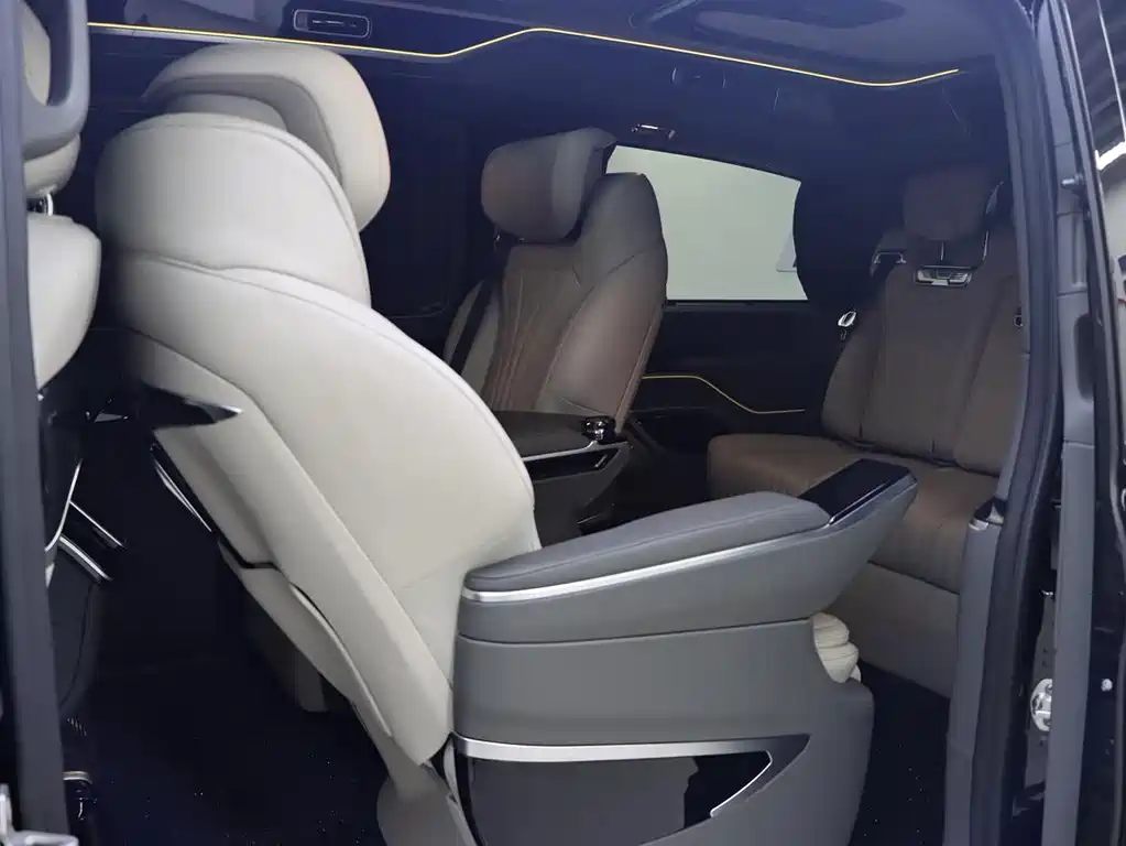 Mercedes-Benz V-Class 2025 — фото 18