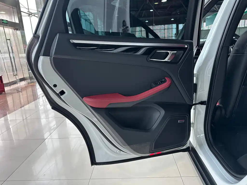 Porsche Macan 2023 — фото 14