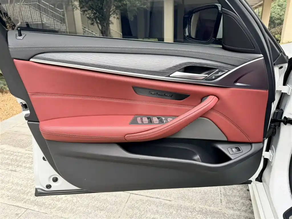 BMW 5 Series 2021 — фото 11