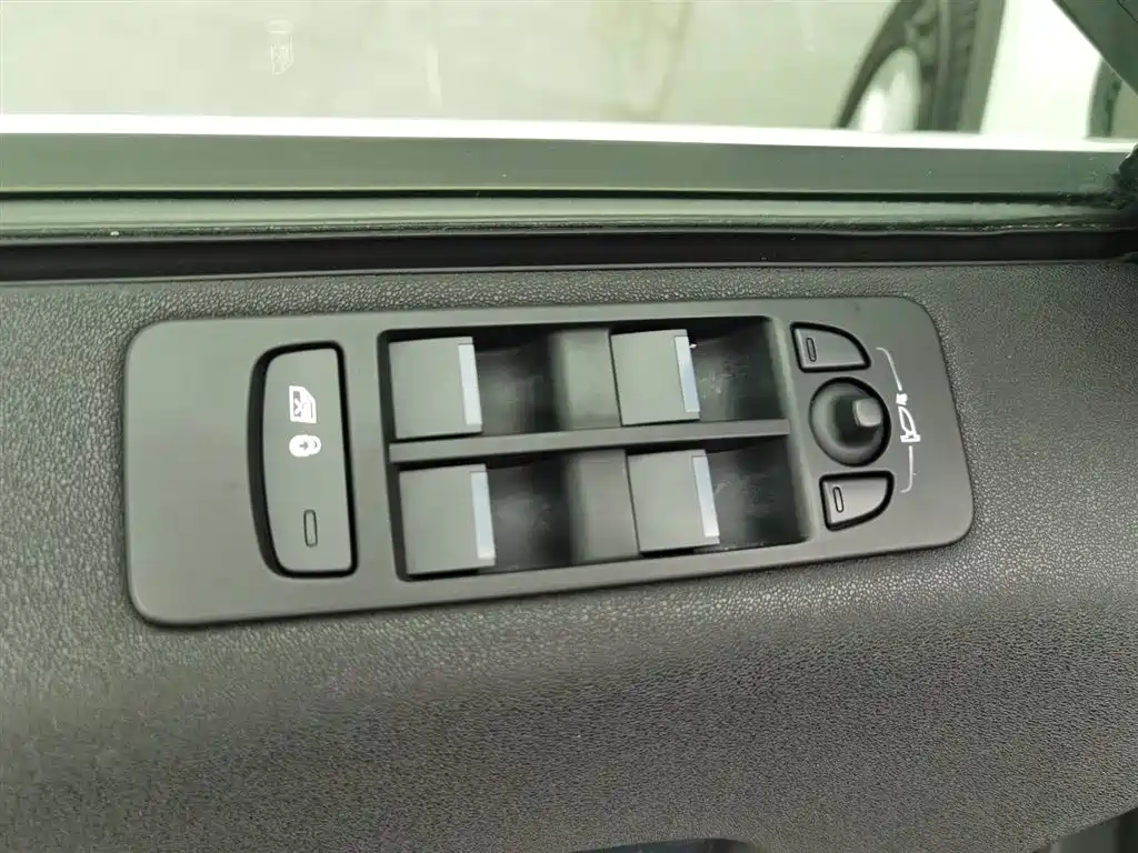 Land Rover Discovery Sport 2018 — фото 9