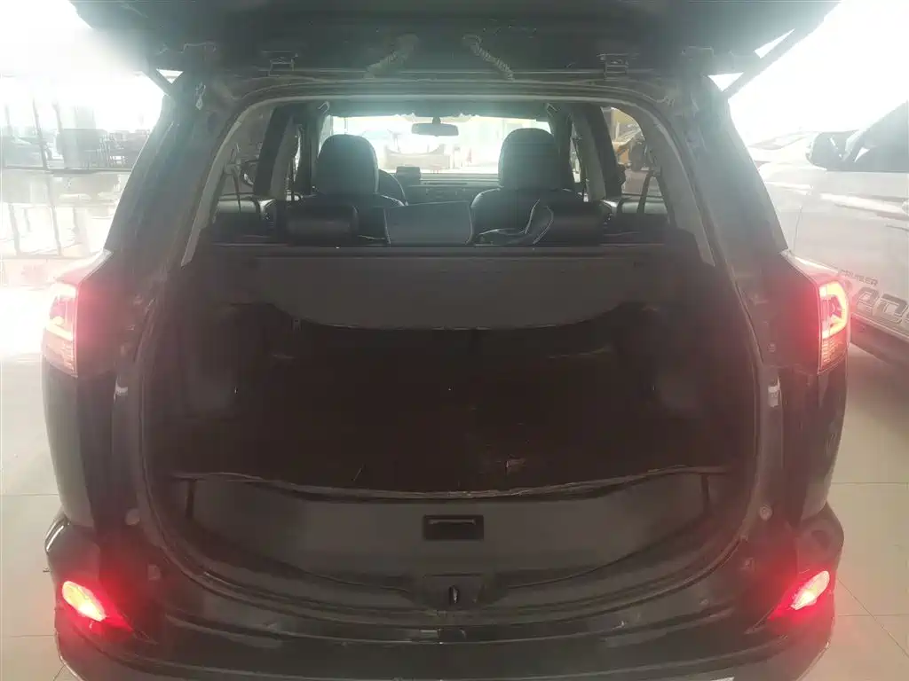 Toyota RAV4 2018 — фото 15