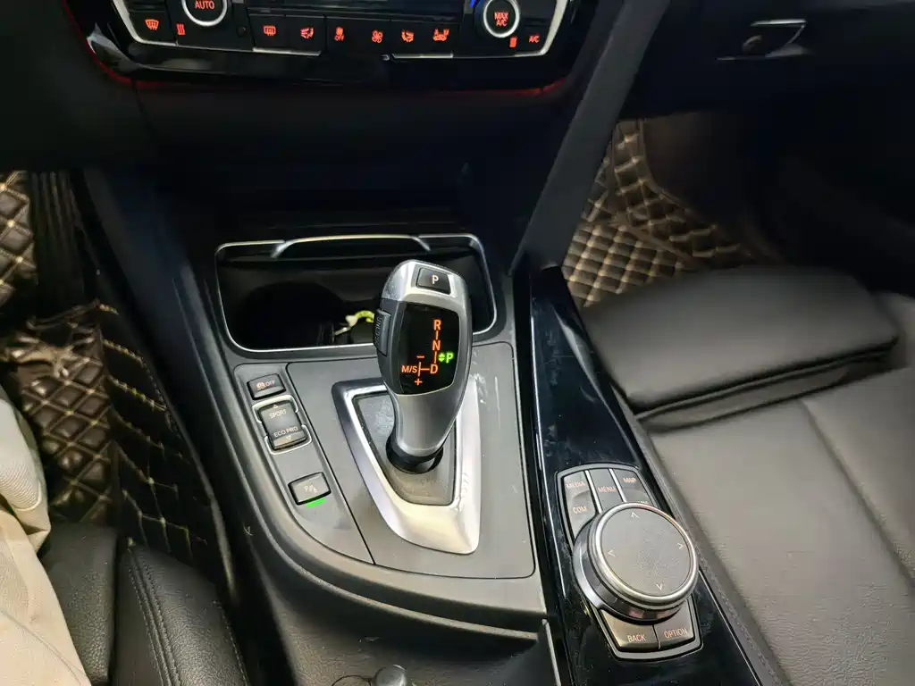 BMW 3 Series 2019 — фото 13