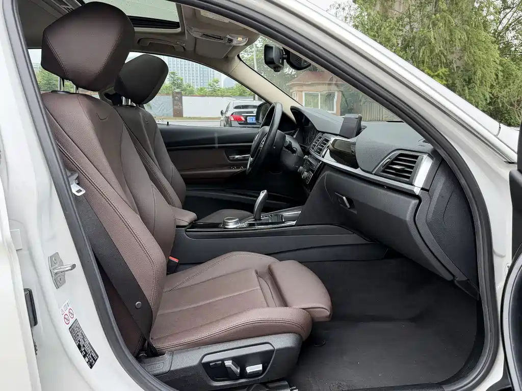 BMW 3 Series 2019 — фото 10