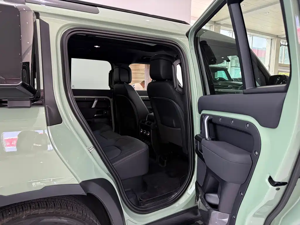 Land Rover Defender 2023 — фото 11