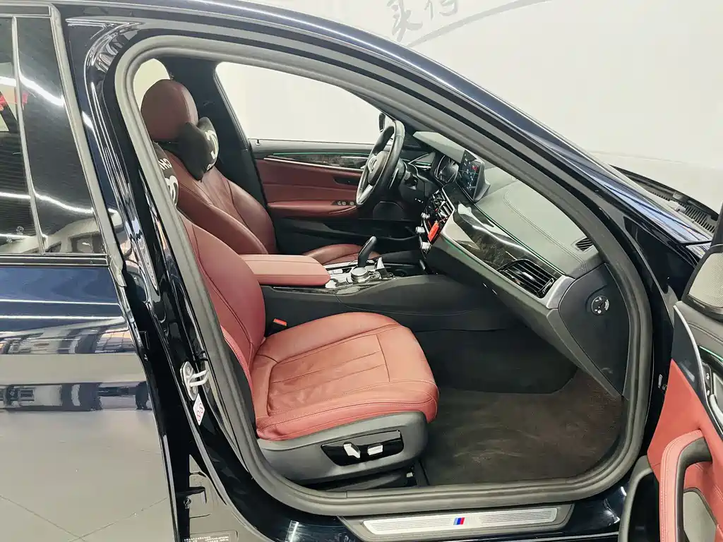 BMW 5 Series 2018 — фото 13