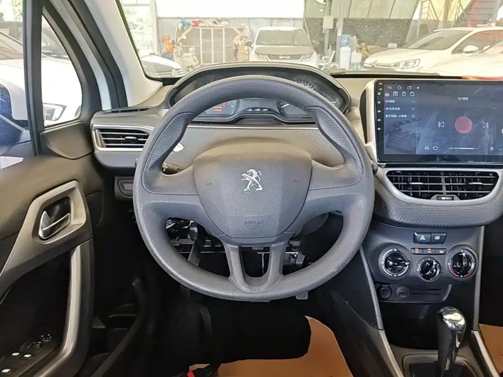 Peugeot 2008 2017 — фото 11
