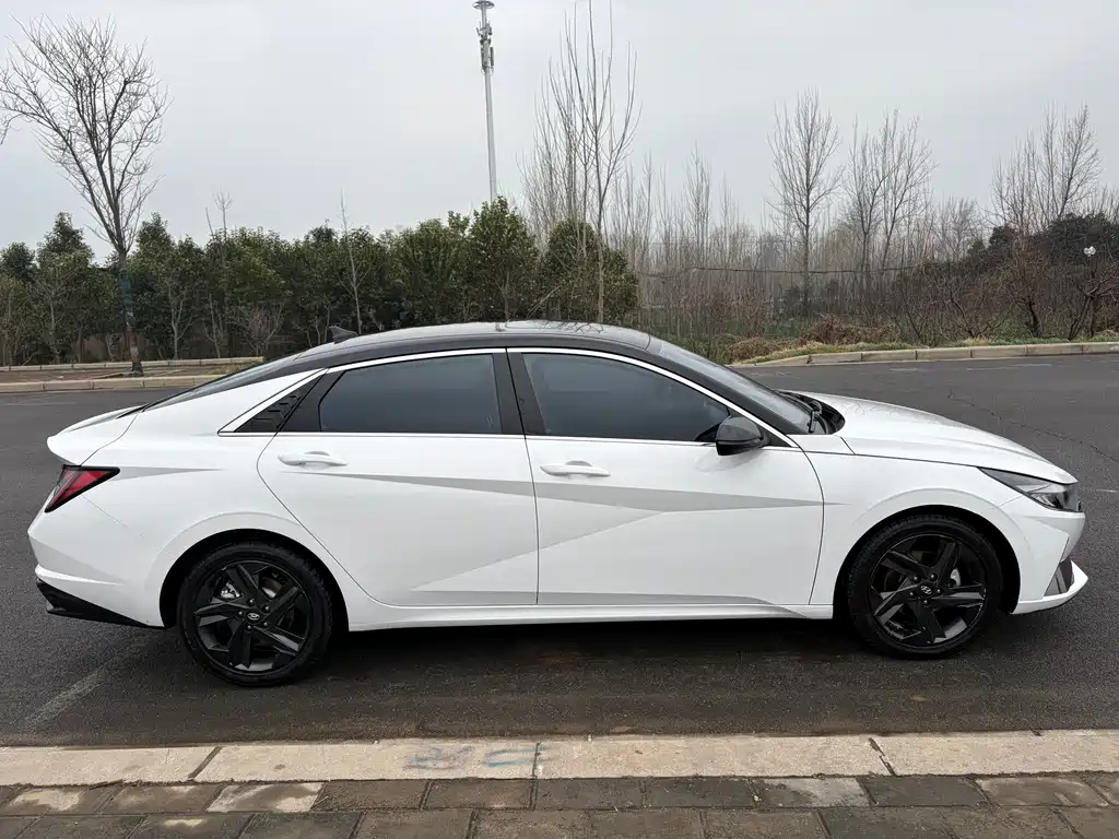 Hyundai Elantra 2023 — фото 4